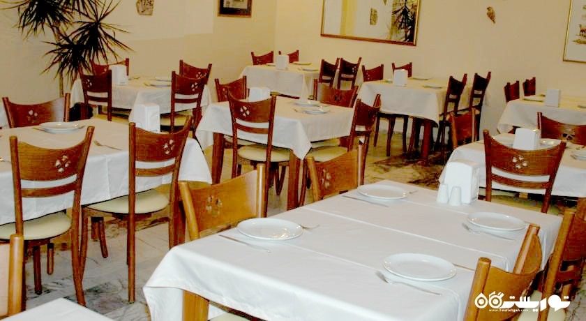 نمای کلی رستوران سرپوشیده هتل